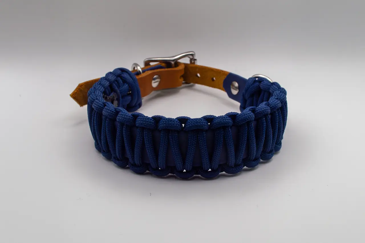 DESIGNSTUDIO | BioThane® Halsband mit Paracord & Leder | Modell Carl - Woof Couture