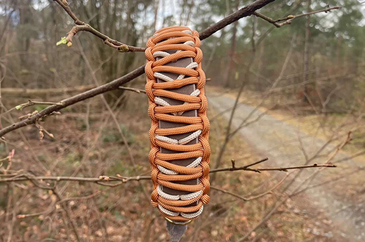 DESIGNSTUDIO | Leder Halsband mit Paracord | Modell Wiebke - Woof Couture
